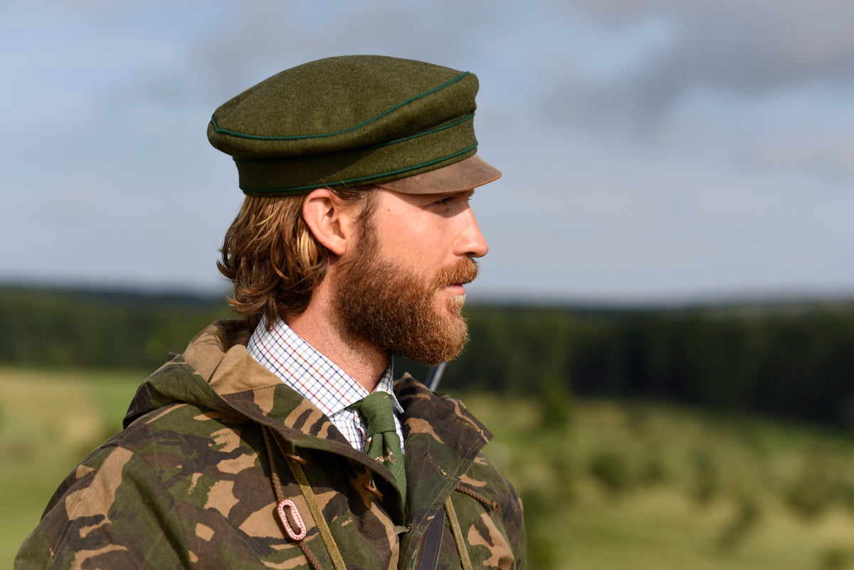 Hüte und Mützen — Loden-Jägermütze mit Strickkrawatte