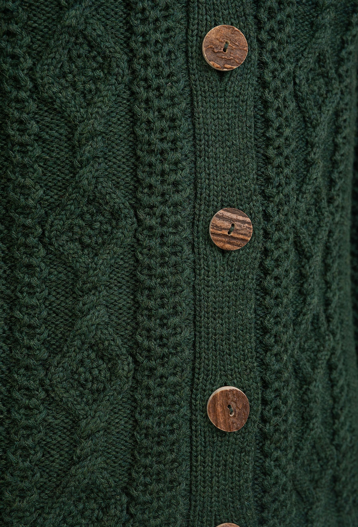 Strickjacke Aranmuster, tannengrün